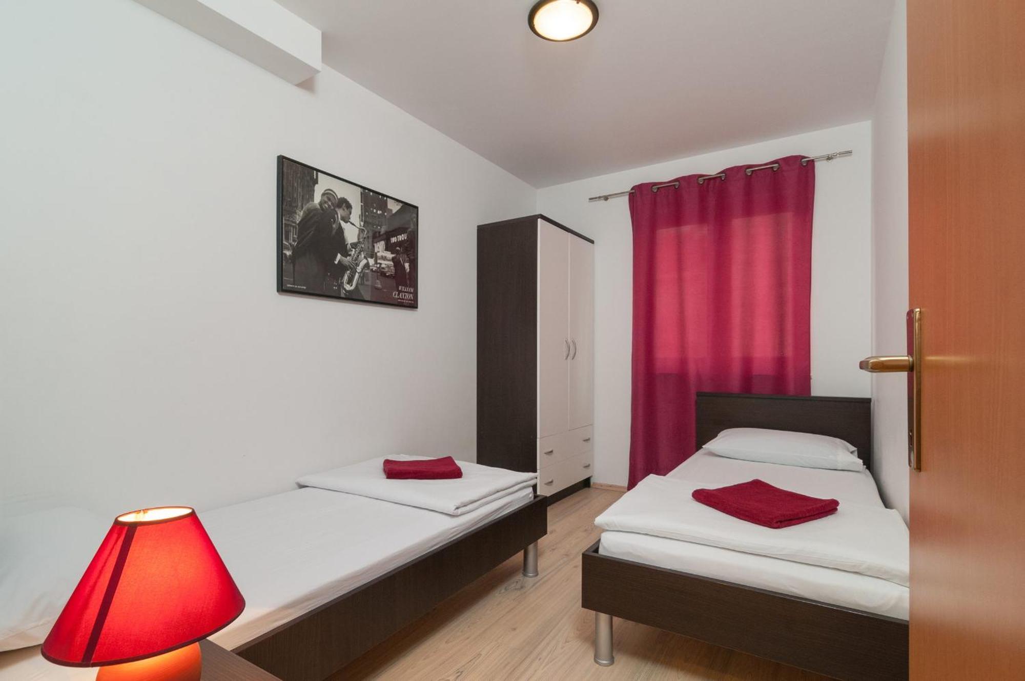 Apartment Bozan Omis Exterior photo