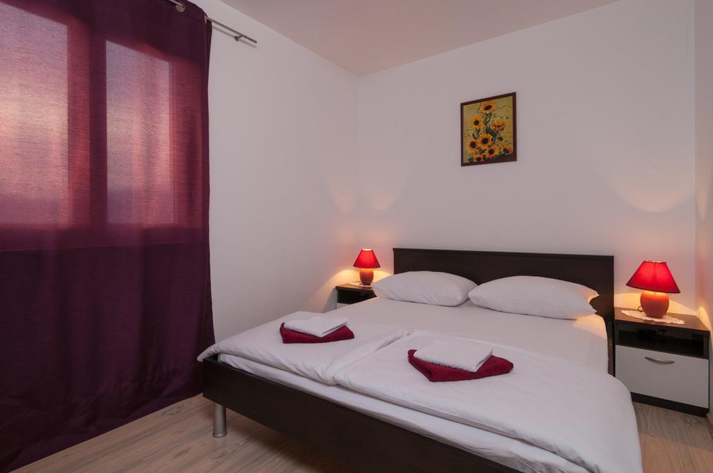 Apartment Bozan Omis Exterior photo