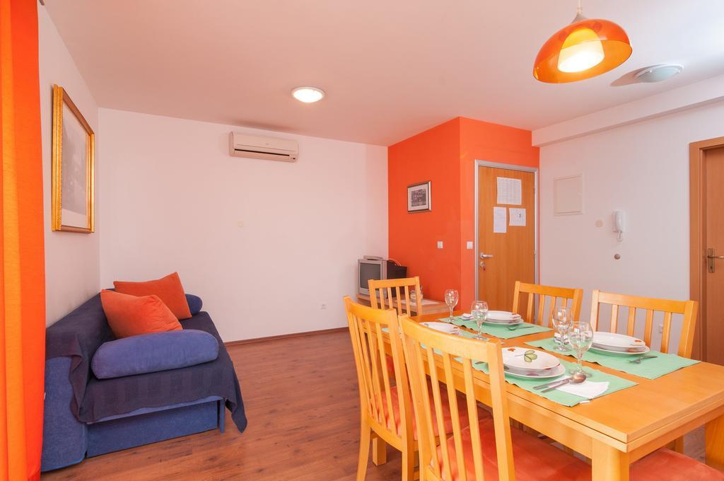Apartment Bozan Omis Exterior photo
