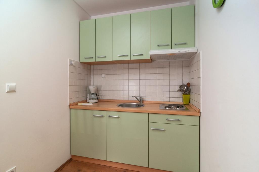 Apartment Bozan Omis Exterior photo