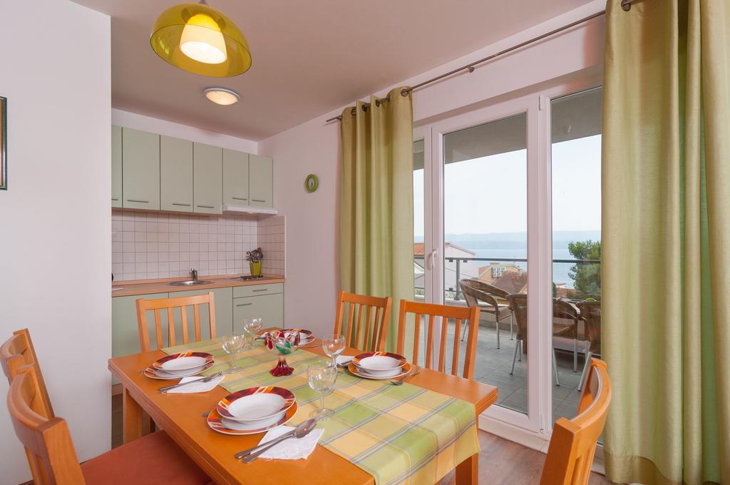 Apartment Bozan Omis Exterior photo